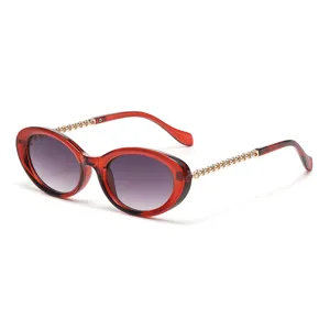 Rote ovale Sonnenbrille mit schicken Metallkettenbuegeln fuer Damen modische trendige Brille