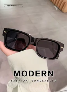 Modische schwarze quadratische Sonnenbrille für Damen und Herren, trendiger UV-Schutz.