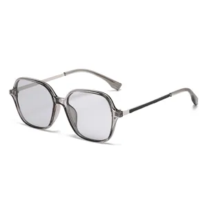 Lunettes de soleil carrées tendance pour hommes et femmes, monture en plastique gris.