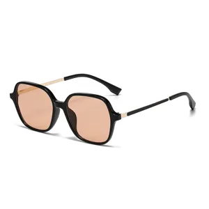 Élégantes lunettes de soleil carrées à monture plastique noire et verres marron tendance.