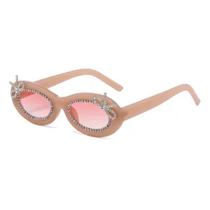Modische ovale Strass-Sonnenbrille mit rosa Farbverlauf und süßen Schleifendetails.
