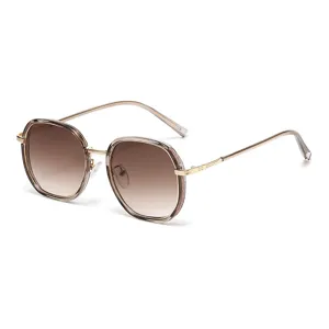 Schicke polygonale Damen-Sonnenbrille mit braunen Verlaufsgläsern und goldenen Bügeln.