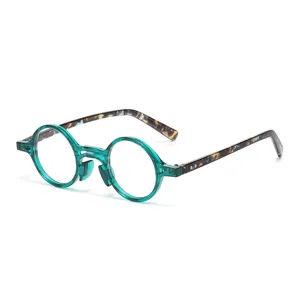 Klassische runde Blaulichtfilter Brille mit gruenem Gestell und modischen Buegeln.