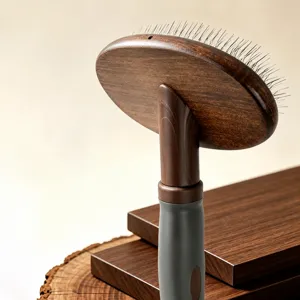 Cepillo carda profesional para perros y gatos con un dorso de madera y finas púas.