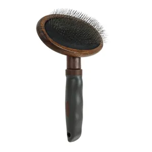 Cepillo profesional para mascotas con cabeza efecto madera y mango ergonómico.
