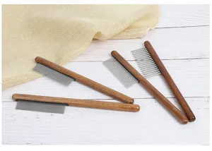 Ensemble de peignes pour animaux avec manche en bois et dents en inox pour le toilettage.