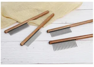Peigne anti-puces en bois pour animaux avec dents en métal pour chats et chiens détail.