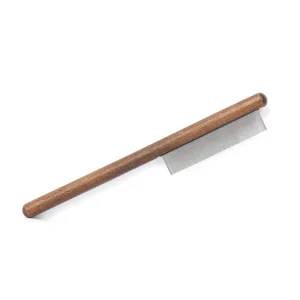 Peigne de toilettage professionnel pour animaux avec manche en bois et dents fines en acier.