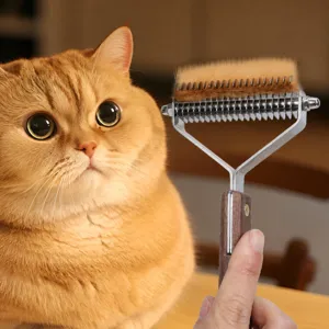 Pettine toelettatura per animali domestici con manico in legno e denti in metallo per cani e gatti.
