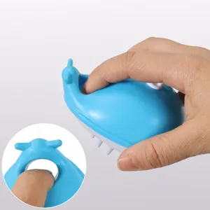 Spazzola da bagno in silicone per animali con foro per le dita, massaggio e toelettatura.