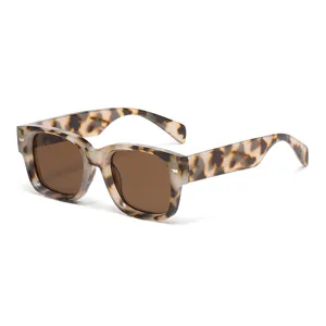 Modische quadratische Sonnenbrille mit Schildpatt Rahmen und braunen Gläsern für den Alltag.