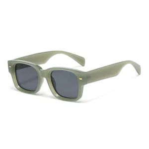 Grüne Acetat quadratische Sonnenbrille mit dunklen Gläsern und dickem modischem Gestell für Alltag.