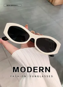 Modische geometrische Diamant-Sonnenbrille mit weißem Rahmen für den Streetstyle.