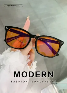 Lunettes de soleil carrées femme, monture plastique tendance avec verres orange UV.