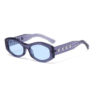 Stylische violette Sonnenbrille mit hellblauen Gläsern und geometrischen Bügeln für Damen.