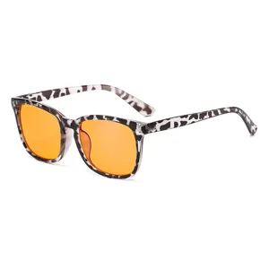 Lunettes de soleil carrées tendance avec verres orange vifs et monture imprimée unique.