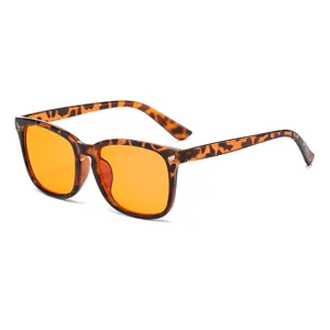 Lunettes de soleil carrées tendance avec monture en plastique écaille et verres orange vif.