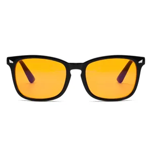 Lunettes de soleil carrées à monture noire classique et verres orange pour un style moderne.