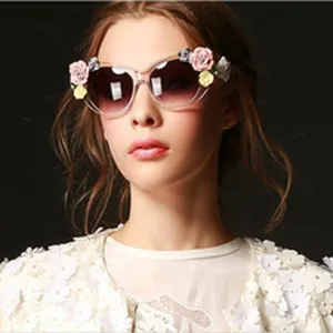 Gafas de sol elegantes con montura de metal y exquisitos detalles florales 3D.