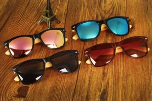 Gafas de sol cuadradas retro con patillas de bambú ecológicas y lentes de colores.