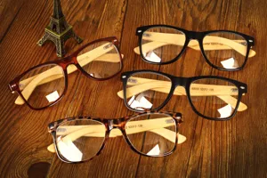 Vista detallada de gafas vintage con patillas de bambú y monturas clásicas de varios colores.