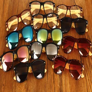Gafas de sol retro de bambú con lentes coloridas y montura de moda clásica.