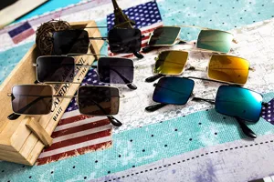 Vista detallada de gafas de sol retro steampunk cuadradas con montura metálica de colores.