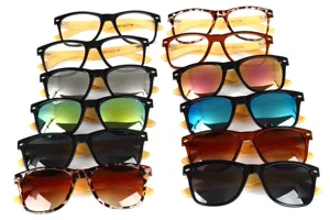 Gafas de sol retro cuadradas con patillas de bambú ecológico en vista detallada.