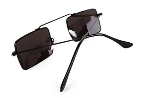 Vista detallada de gafas de sol steampunk cuadradas con montura de metal negro y doble puente.