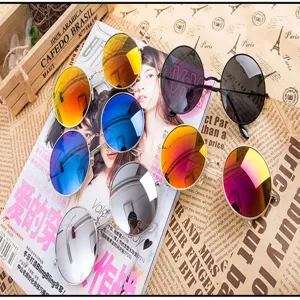 Lunettes de soleil vintage à monture ronde en métal et verres colorés pour femmes.