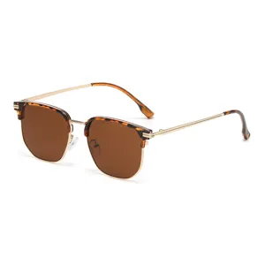 Klassische Retro-Sonnenbrille mit Halbgestell, Schildpatt-Braue und goldenen Metallbügeln.