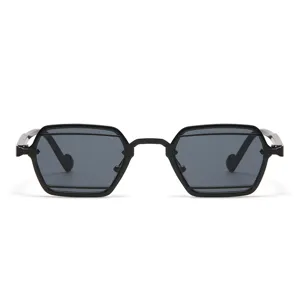Modische kleine Sonnenbrille mit geometrischem schwarzem Design fuer coole Streetwear-Looks.