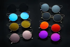 Vue détaillée de lunettes de soleil rondes tendance en métal avec divers verres réfléchissants.
