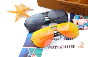 Grosse Sonnenbrille mit Doppelsteg und reflektierenden Glaesern fuer den Streetstyle.