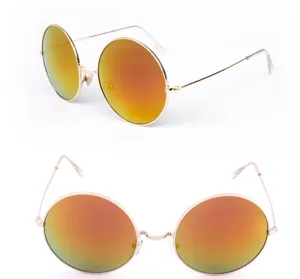 Vue détaillée de lunettes de soleil rondes vintage en métal avec verres réfléchissants.