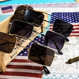 Gafas de sol cuadradas de metal vintage con doble puente y elegantes lentes degradadas.
