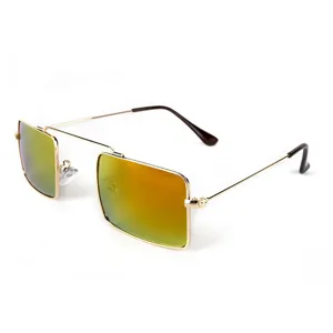 Gafas de sol vintage de montura cuadrada metálica con lentes de espejo deslumbrantes.