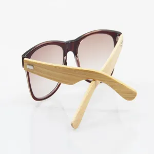 Vista detallada de gafas de sol vintage con patillas de bambú natural y lentes oscuras.