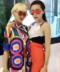 Fashion one-piece lens sunglasses for couple street snap, trendy colored mirror sunnies detail.