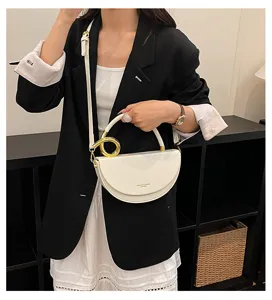 Schicke weiße Halbmond-Satteltasche mit goldenem Ringgriff, vielseitige Schultertasche Damen.