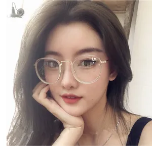 Lunettes de vue vintage avec montures ovales transparentes et branches fines en métal.