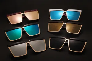 Occhiali da sole quadrati in metallo di lusso per donna uomo, stile tendenza chic.