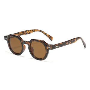 Vintage schildpadkleurige kleine zonnebril met bruine glazen voor stijlvolle look.