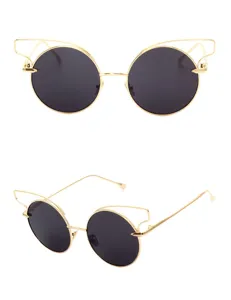 Vue détaillée de lunettes de soleil rondes tendance avec monture dorée géométrique et verres.