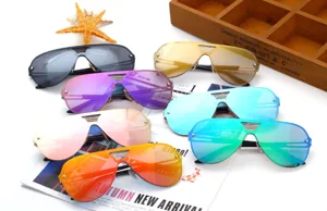 Grosse Schild-Sonnenbrille mit Doppelsteg und Spiegelgläsern für trendigen Streetstyle.