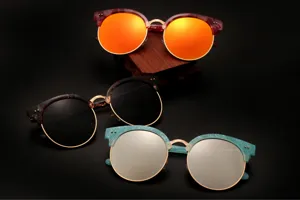 Vista dettagliata di occhiali da sole semimontati alla moda con lenti a specchio colorate.