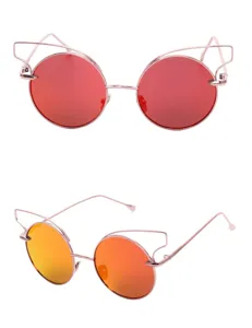 Gros plan de lunettes de soleil tendance à monture métallique et verres réfléchissants uniques.