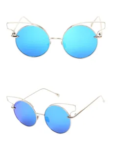 Vue détaillée montrant des lunettes de soleil élégantes à monture en métal et verres bleus.