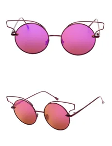 Lunettes de soleil tendance et avant-gardistes avec verres réfléchissants violets.