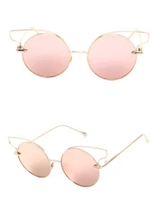 Vue détaillée de lunettes de soleil dorées à verres ronds roses et design métallique unique.